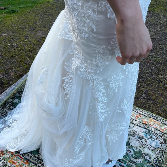 Essense of Australia Wedding Dress D2174 / Size 6 / itty bitty - Picture 7 of 10